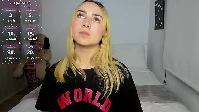 Snapshot of sophi_mooreno chatting on March 21, 2025, 5:00 am sophi mooreno online show from March 21, 2025, 5:00 am