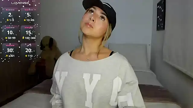 Snapshot of sophi_mooreno chatting on October 28, 2025, 11:29 pm sophi mooreno online show from October 28, 2025, 11:29 pm