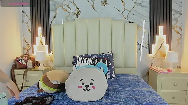 mollieblue69 online show from March 16, 2025, 1:06 pm