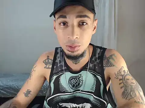 Snapshot of emiliano_hottt chatting on December 15, 2024, 9:56 am emiliano hottt online show from December 15, 2024, 9:56 am