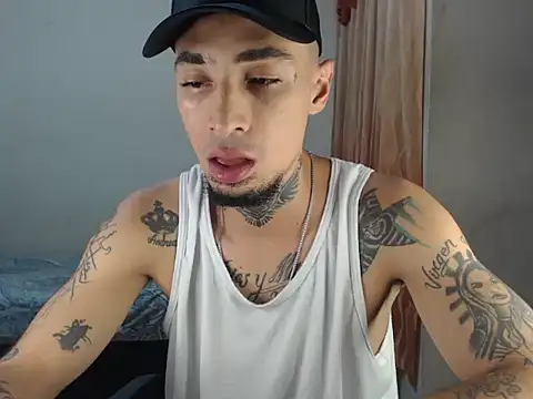 Snapshot of emiliano_hottt chatting on December 19, 2024, 5:51 am emiliano hottt online show from December 19, 2024, 5:51 am