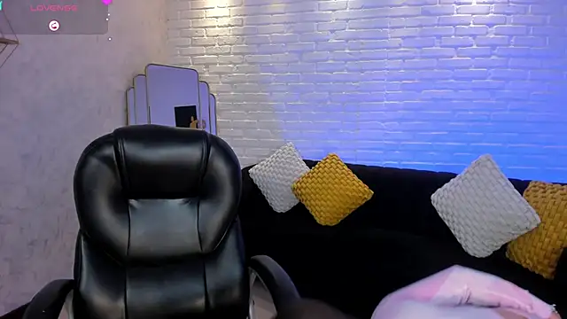 MaryLewis  online show from February 3, 2025, 6:07 pm