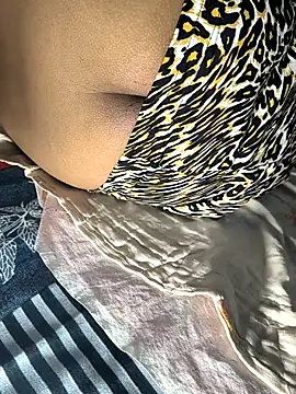 pariraj001 online show from April 3, 2026, 5:27 am