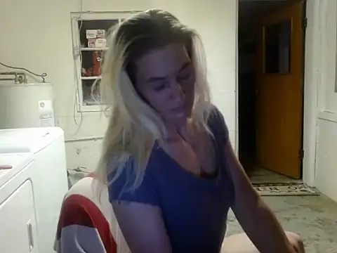 Snapshot of missymilf chatting on February 6, 2025, 1:27 am missymilf online show from February 6, 2025, 1:27 am