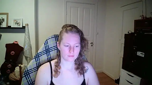 Girlnina-1995 online show from January 12, 2026, 6:18 am