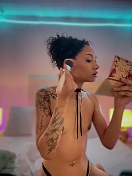 Snapshot of Leaberry chatting on February 26, 2026, 8:19 pm Leaberry online show from February 26, 2026, 8:19 pm