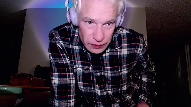 Snapshot of Snarfle82 chatting on October 26, 2025, 4:40 am Snarfle82 online show from October 26, 2025, 4:40 am