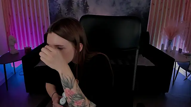 JennyDens online show from February 20, 2025, 5:01 am