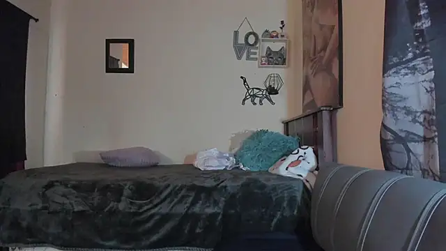 annyluna1 online show from April 8, 2026, 6:19 pm