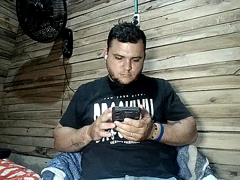 Arcangel 05 online show from May 10, 2026, 4:39 am
