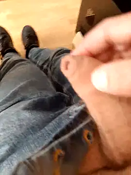 Snapshot of Alex_7422 chatting on April 14, 2026, 1:39 pm Alex 7422 online show from April 14, 2026, 1:39 pm