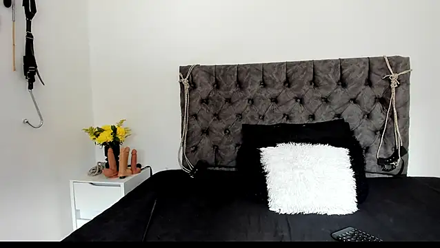 sweet  wild online show from September 30, 2025, 8:25 pm