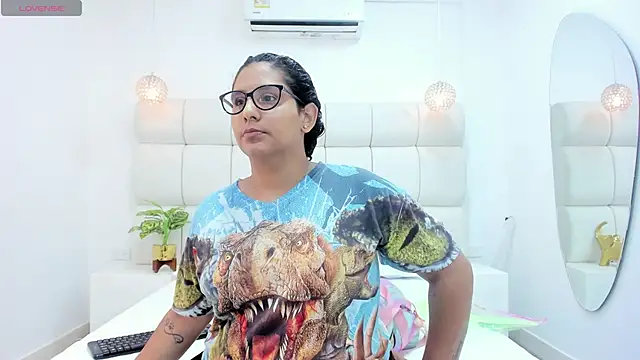 DanielleEvans  online show from October 28, 2025, 11:25 am