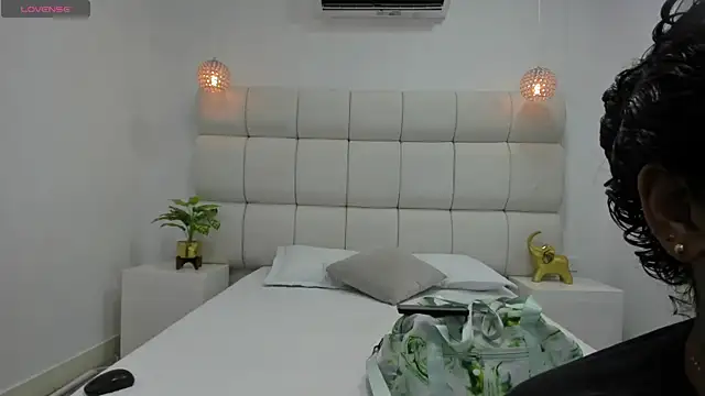 DanielleEvans  online show from November 11, 2025, 11:21 am