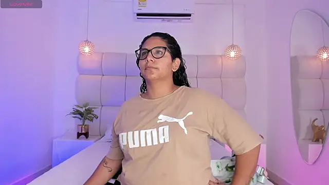 DanielleEvans  online show from November 16, 2025, 11:27 am