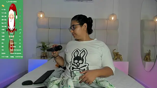 DanielleEvans  online show from November 26, 2025, 11:22 am