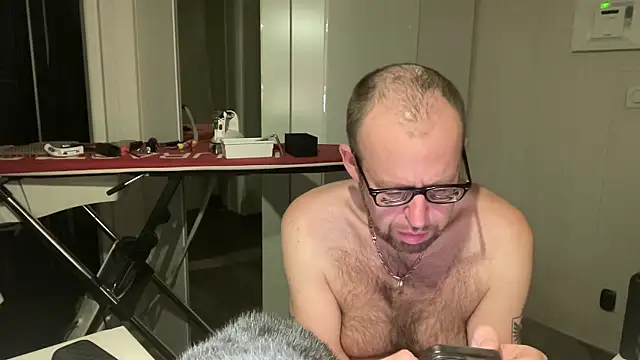 Snapshot of FABIOGLASSES chatting on October 6, 2025, 8:39 pm FABIOGLASSES online show from October 6, 2025, 8:39 pm