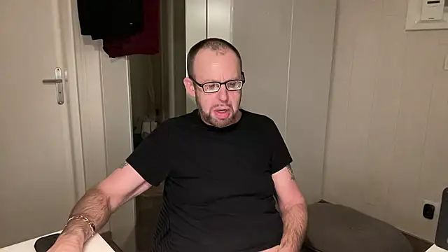 FABIOGLASSES online show from December 2, 2025, 11:23 pm