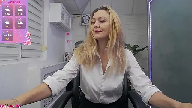 EllaMilf  online show from October 13, 2025, 4:07 pm