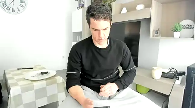 HeteroOli online show from February 7, 2025, 1:43 pm