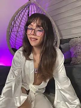 Samantha Bernardo online show from April 14, 2026, 4:07 am