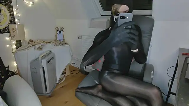 Nyl0nnickb0y online show from April 9, 2026, 9:20 pm