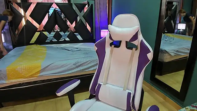 Linda4Petite online show from February 8, 2025, 6:01 pm