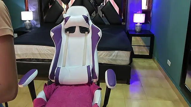 Linda4Petite online show from February 21, 2025, 6:04 pm