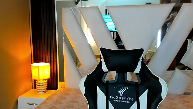 Linda4Petite online show from October 11, 2025, 6:50 pm