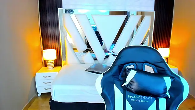 Linda4Petite online show from November 5, 2025, 6:08 pm