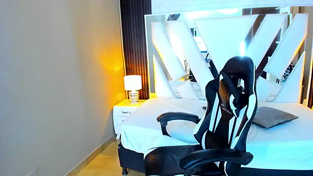 Linda4Petite online show from November 10, 2025, 6:07 pm