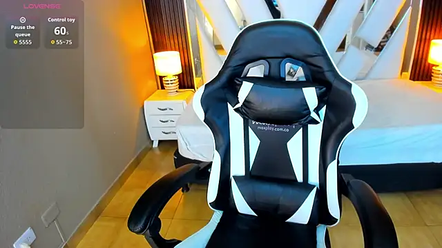 Linda4Petite online show from November 21, 2025, 6:06 pm