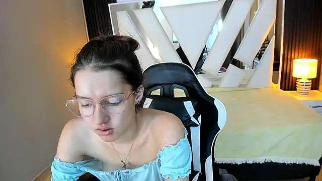 Linda4Petite online show from January 7, 2026, 6:54 pm