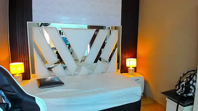 Linda4Petite online show from March 30, 2026, 6:42 pm