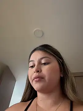 lunablossom  online show from November 26, 2025, 8:10 pm