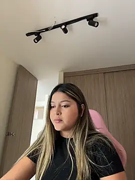 Snapshot of lunablossom_ chatting on April 24, 2026, 8:22 pm lunablossom online show from April 24, 2026, 8:22 pm