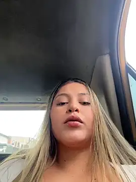 Snapshot of lunablossom_ chatting on May 17, 2026, 8:49 pm lunablossom online show from May 17, 2026, 8:49 pm