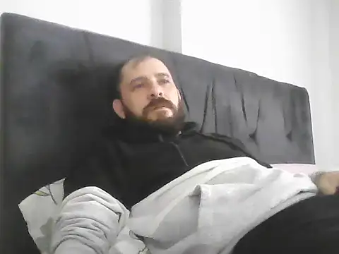 NiiiRvaNaa online show from November 14, 2025, 5:50 am