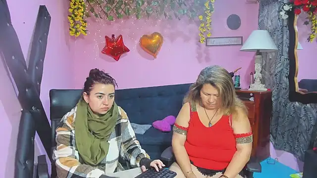 lesbiancuple online show from March 6, 2026, 11:50 am
