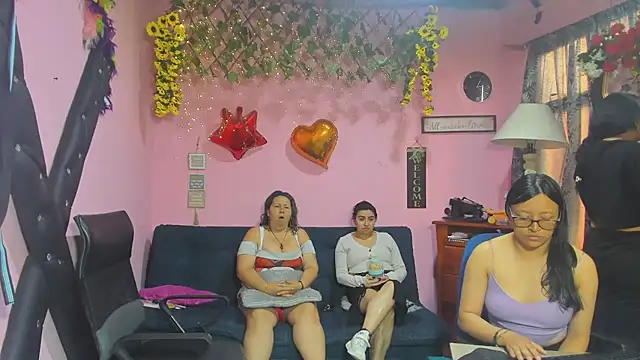 lesbiancuple online show from March 25, 2026, 12:00 pm