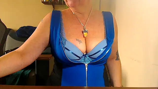 Snapshot of Diablica41 chatting on February 25, 2025, 10:04 am Diablica41 online show from February 25, 2025, 10:04 am