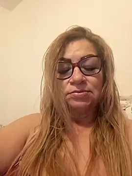 gisela27 online show from April 8, 2026, 2:55 am