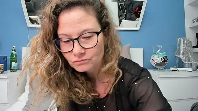 izzy-mendosa online show from April 13, 2026, 3:17 pm