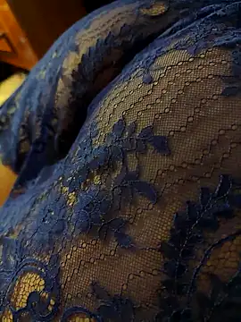 Snapshot of LovlyAnnie chatting on December 17, 2025, 5:35 am LovlyAnnie online show from December 17, 2025, 5:35 am