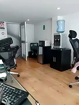 aisha latina online show from December 2, 2025, 3:29 pm