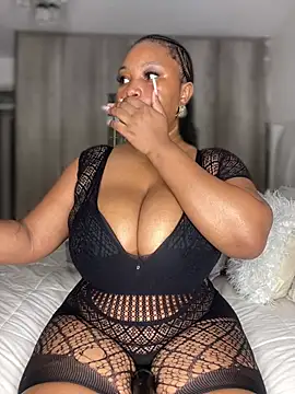 Snapshot of Hyra_Ari chatting on February 7, 2026, 12:36 am Hyra Ari online show from February 7, 2026, 12:36 am