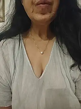 Snapshot of Susannemilf chatting on May 8, 2026, 6:19 am Susannemilf online show from May 8, 2026, 6:19 am