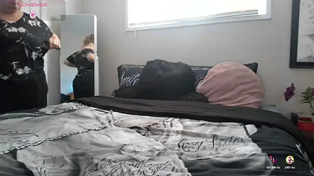 Snapshot of julimonroe chatting on October 19, 2025, 4:07 pm julimonroe online show from October 19, 2025, 4:07 pm