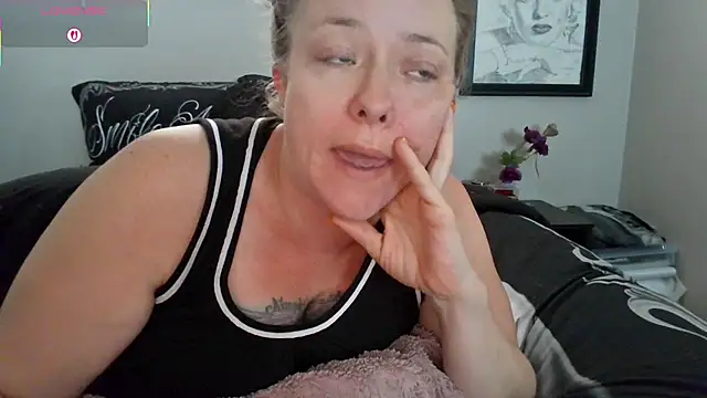 Snapshot of julimonroe chatting on October 26, 2025, 10:15 pm julimonroe online show from October 26, 2025, 10:15 pm