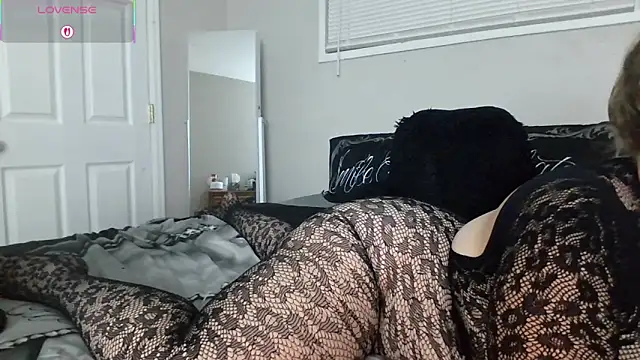 Snapshot of julimonroe chatting on November 1, 2025, 2:13 am julimonroe online show from November 1, 2025, 2:13 am